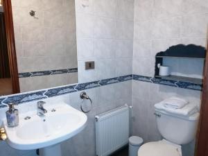 特木科Posada Selva Negra的浴室配有白色卫生间和盥洗盆。