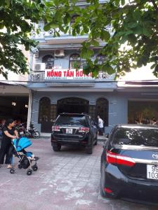 Thương Xà (2)Khách Sạn Hồng Tấn的婴儿在楼前的婴儿车里带小孩的女人