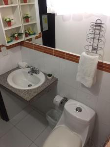 曼塔蓝色太平洋旅舍的浴室配有白色水槽和卫生间。