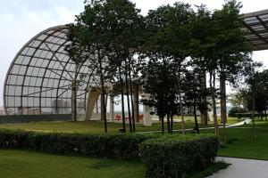 瓜拉雪兰戈Manee Home Kota Damansara的树木和灌木丛中的玻璃 ⁇ 顶