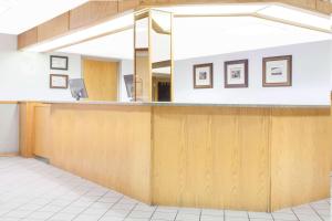 肯诺拉Super 8 by Wyndham Kenora的医院里一个空的、带柜台的等候室