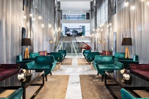卡萨布兰卡Domo Casablanca的一间设有绿色椅子和楼梯的等候室