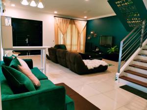 诗巫MiCasa 2 Homestay的客厅设有绿色的墙壁和沙发