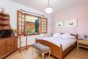 拉拉古纳Home2Book Luxury Villa Luna de Tacoronte Pool的一间卧室设有一张木床和一个窗户。