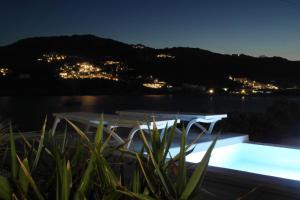 凯勒里瓦迪米科诺斯潘泰恩公寓酒店的享有城市美景的夜间游泳池