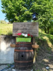 圣斯泰法诺贝尔博Il mestiere di vivere -casa vacanze-的花桶顶上的标志