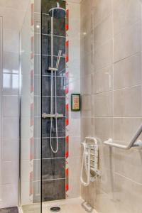 圣纳泽尔乐贝里酒店的浴室里设有玻璃门淋浴