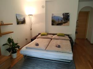 梅拉诺Appartment Trojer的一间卧室配有一张带两个枕头的床