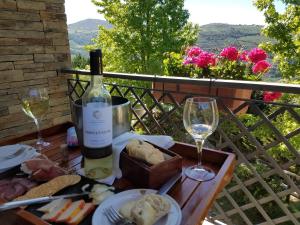 皮尼昂达魁塔赛维乡间酒店的一张桌子,上面放着一瓶葡萄酒和酒杯