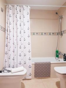 罗列特海岸Apartament Lloret de Mar with terrace的浴室设有淋浴帘和锚杆。