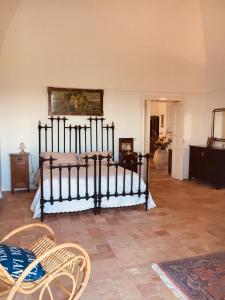 拉泰尔扎Casa Vacanza-La Bruna的一间卧室,卧室内配有一张床和椅子