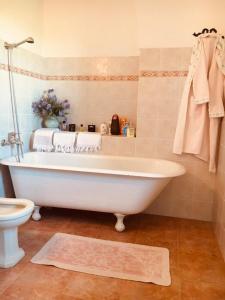 拉泰尔扎Casa Vacanza-La Bruna的浴室配有白色浴缸和卫生间。