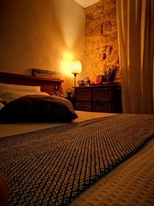 阿格里真托Aljama - Downtown B&B的一间卧室,卧室内配有一张床和一盏灯