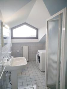蒙多维Cascina Bringin的白色的浴室设有水槽和淋浴。