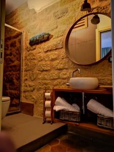 阿格里真托Aljama - Downtown B&B的一间带水槽和镜子的浴室