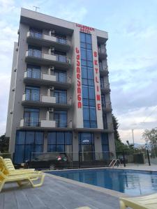 巴统Hotel Skyline Batumi的大楼前设有游泳池的酒店
