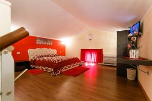 卡布拉斯苏索埃酒店的一间卧室设有一张床和红色的墙壁