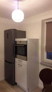 济夫努夫La Dolce Vita2的厨房配有冰箱和微波炉。