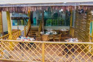 伊利亚贝拉Hotel Vila Kebaya的一间在甲板上配有桌椅的餐厅