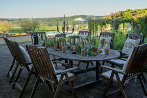 MonlezunGarderes的一张带椅子和瓶装葡萄酒的木桌