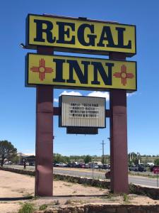 拉斯维加斯Regal Inn Las Vegas New Mexico的路旁一家当地旅馆的一个标志
