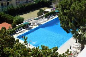 切里亚莱奥丽薇桃住宅酒店的享有带椅子和遮阳伞的大型游泳池的顶部景致