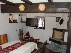 兹拉托格勒Villa Skat的一间带桌子和壁炉的用餐室