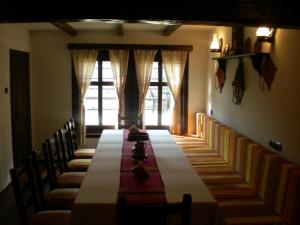 兹拉托格勒Villa Skat的一张长桌,房间带椅子和窗户