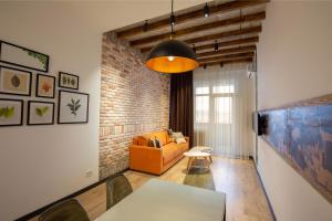 埃里温RIS Dalma Collection Yerevan的客厅配有沙发和桌子