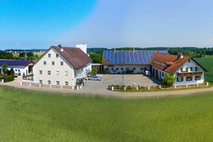 RudelzhausenZum Hopfenbauer的一座大型白色房子,配有一组太阳能电池板