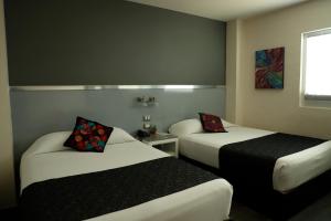 库利亚坎霍姆修斯罗塔利斯莫公寓式酒店的酒店客房设有两张床和窗户。