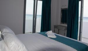 卡尔扎迈纳Vrahos的一间卧室设有一张床,享有海景