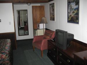 米德尔敦海鲸汽车旅馆的配有电视和椅子的酒店客房