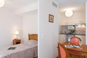 第戎小石头公寓的两张图片,一张房间,一个房间,一个厨房和一个厨房