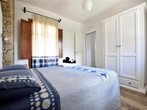洛特佐拉伊Villa Menhir的一间卧室设有一张大床和一个窗户。