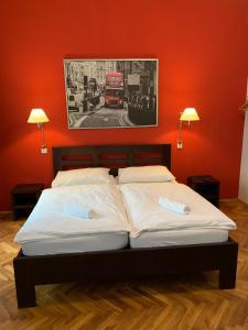 布拉格中央车站一室公寓 的一间卧室设有一张红色墙壁的大床