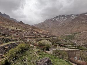 TacheddirtGite Angour Tacheddirt的山谷中小镇的山景