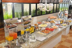 南卡希亚斯考斯莫斯酒店的包含多种不同食物的自助餐