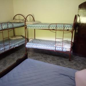 圣伊萨贝尔Sitio do Campo的一间房间,设有三张双层床