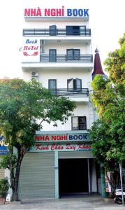 Hoàn GiápNhà nghỉ Book的上面有纳塔夜书标的建筑
