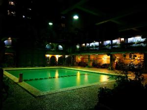 地拉那布提纳青年旅舍的一个夜晚有灯光的空游泳池