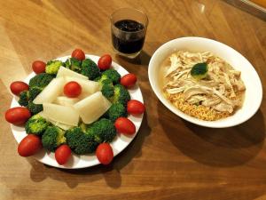 吉婆岛CornerCatBa的两盘带西兰花和一碗面食的食品