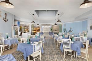 埃拉特Herbert Samuel The Reef Eilat的一间配备有蓝白色桌椅的用餐室