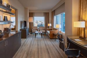 西雅图橄榄8号凯悦酒店的酒店套房设有一间享有美景的起居室。
