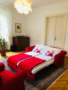 沃尔特湖畔韦尔登Villa Adrienne的一间卧室配有一张带红色毯子的大床