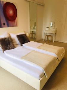 沃尔特湖畔韦尔登Villa Adrienne的一张大白色的床,位于带桌子的房间
