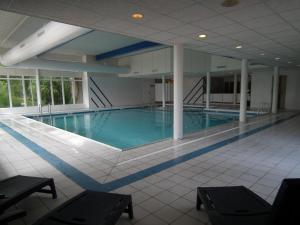 霍勒姆Hollumerduinen的大楼内一个蓝色的大型游泳池