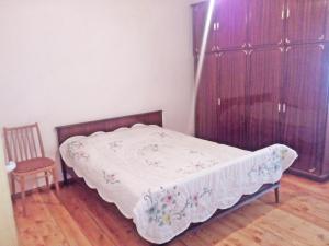 西格纳吉特姆卡旅馆的铺有木地板的客房内的一张小床
