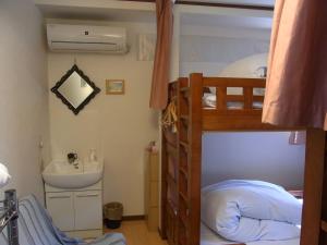 田村旅馆客房内的一张或多张双层床
