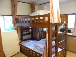 奈良田村旅馆的客房内的两张双层床